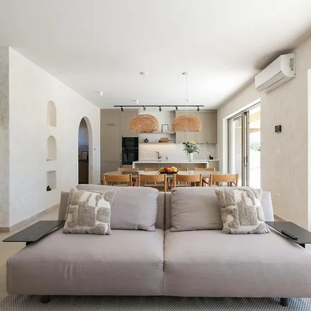New Bombovi Dvori With Pool, Gym & Sauna Villa *