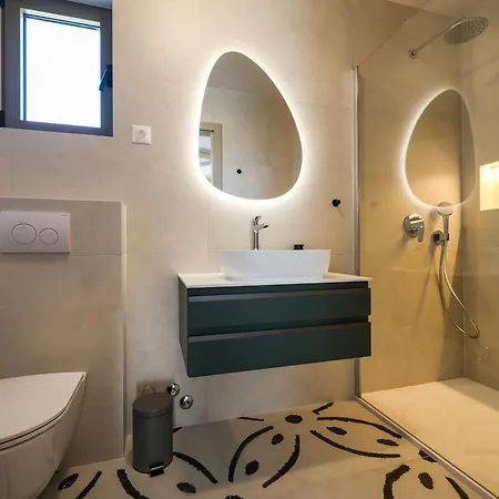 New Bombovi Dvori With Pool, Gym & Sauna Villa
